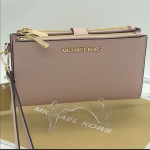 MICHAEL KORS LG DOUBLE ZIP WRISTLET POWDER BLUSH